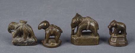 Quatre anciens poids à opium en bronze. Eléphants.