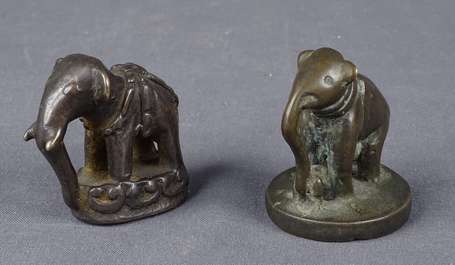 Deux exceptionnels poids à opium en bronze. 