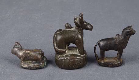 Trois anciens poids à opium en bronze. Buffles 