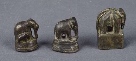 Trois anciens poids à opium en bronze. Eléphants. 