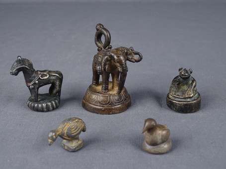 Cinq poids à opium en bronze. Un éléphant 