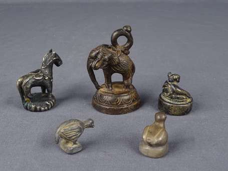 Cinq poids à opium en bronze. Un éléphant 