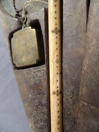 Très ancienne balance à opium en bois de forme 