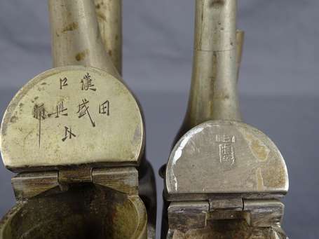 Deux anciennes pipes à eau en paktong à décor 