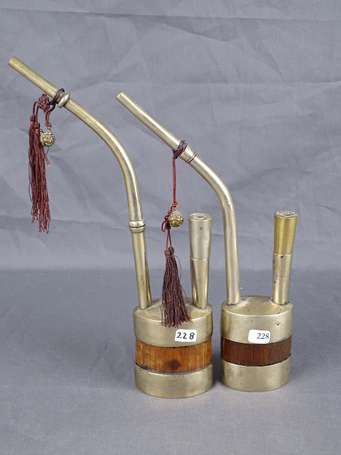 Deux pipes à eau en paktong et bambou, de forme 