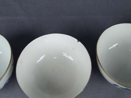 Cinq anciens bols en porcelaine blanche à décor 