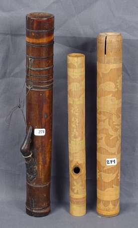 Deux anciennes pipes à eau 'bang' en bambou dont 