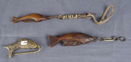 Deux anciens couteaux de pêcheur en métal et bois 