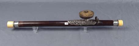 Ancienne et grande pipe à opium en bambou laqué. 
