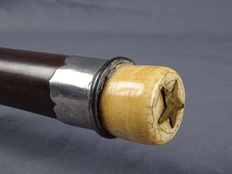 Ancienne et grande pipe à opium en bambou laqué. 