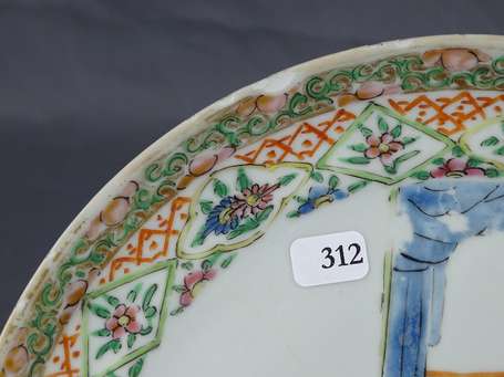 Ancienne assiette en porcelaine polychrome, elle 