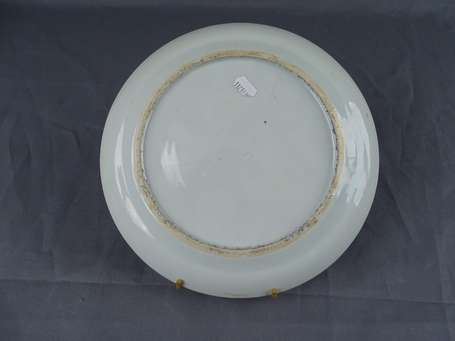 Ancienne assiette en porcelaine polychrome, elle 