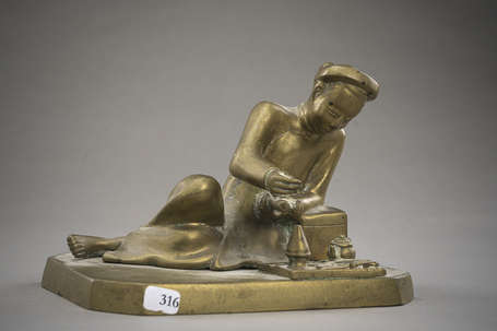Sculpture en bronze représentant un fumeur d'opium