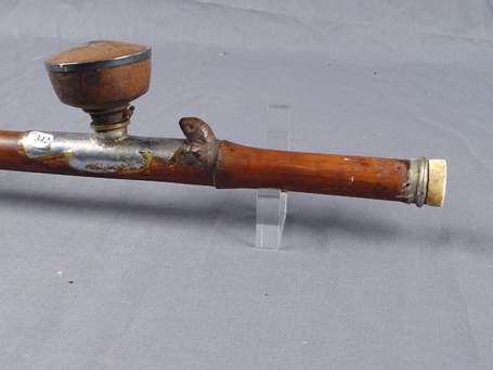 Elégante et ancienne pipe à opium de fumerie en 