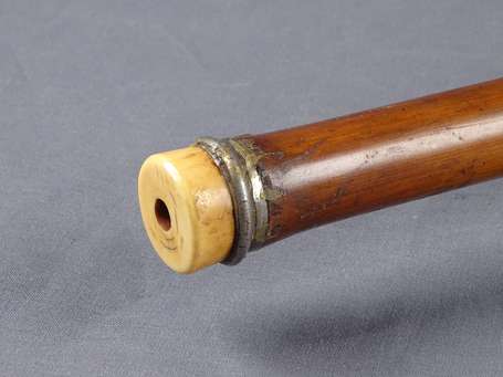 Elégante et ancienne pipe à opium de fumerie en 