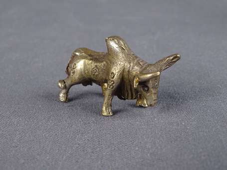 Ancien porte-aiguille en bronze représentant un 