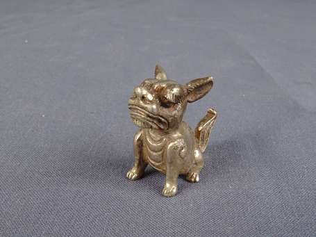 Ancien porte-aiguille en paktong en forme de chien