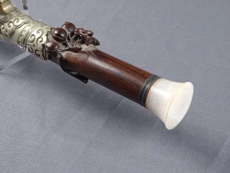 Ancienne et grande pipe à opium en bambou laqué 