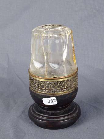 Ancienne lampe à opium dont le réservoir en laiton