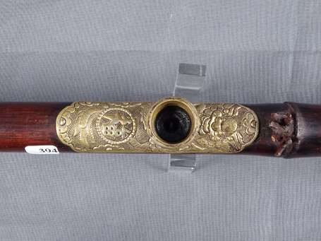 Ancienne pipe à opium en bambou laqué 'bordeaux'. 