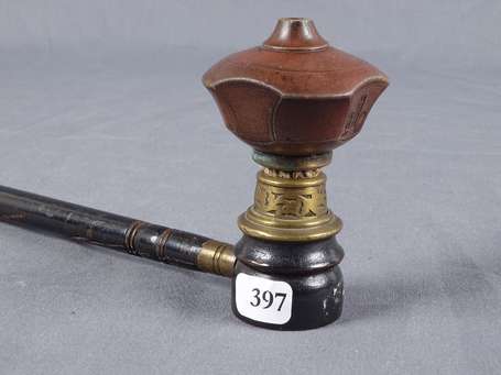 Amusante et ancienne pipe à opium à porte fourneau