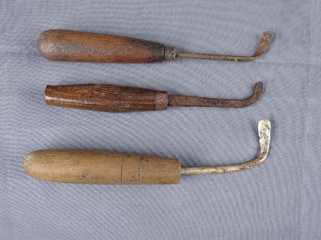 Trois anciens racloirs à fourneau en bois et métal