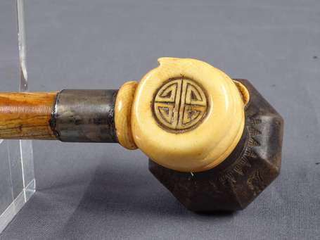 Curieuse et ancienne petite pipe à opium avec un 