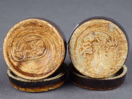 Deux anciens petits pots à opium en grès dont un 
