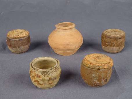 Cinq anciens petits pots à opium en terre cuite 