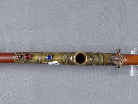 Ancienne et grande pipe à opium en bambou dont la 