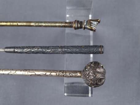 Trois aiguilles à opium en métal et argent dont 