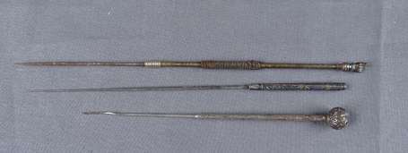 Trois aiguilles à opium en métal et argent dont 