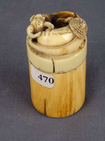 Ancienne et très belle boîte à opium en ivoire 