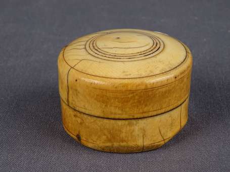 Ancienne petite boîte à opium circulaire en ivoire