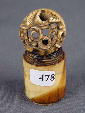Ancienne petite boîte à opium en ivoire tourné 
