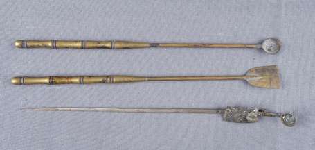 Trois anciens outils de nettoyage de pipe à opium 