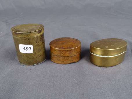Trois boîtes à opium de fumerie en laiton, sans 