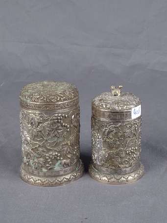Deux grandes et anciennes boîtes à opium en argent
