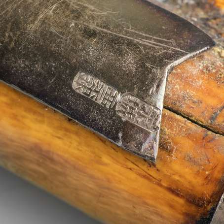 Ancienne et importante pipe à opium faite dans un 