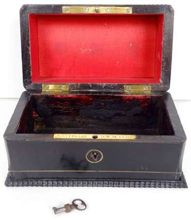 GUERLAIN - Coffret en bois noirci incrusté de 