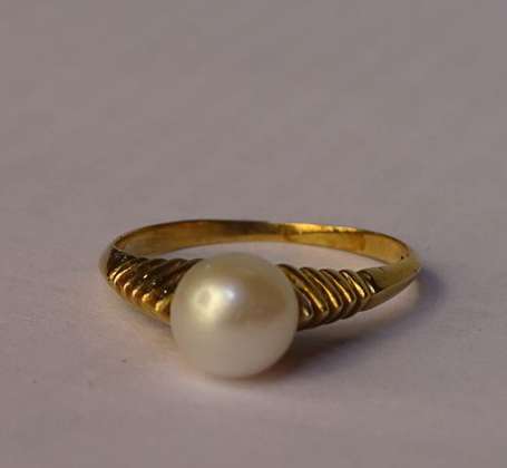 Bague en or jaune 18K (750°/00) ornée d'une perle 