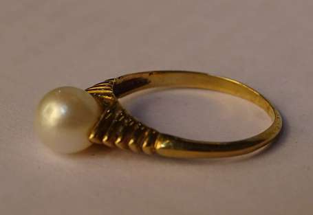 Bague en or jaune 18K (750°/00) ornée d'une perle 