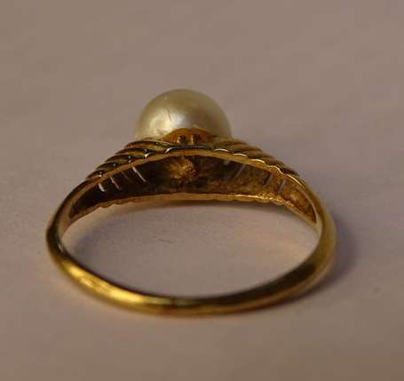 Bague en or jaune 18K (750°/00) ornée d'une perle 