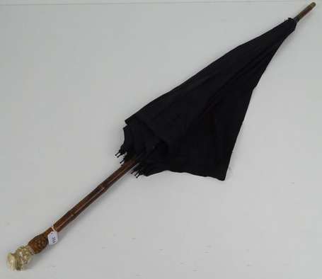 Parapluie en satin noir brodé et ajouré, le fût en