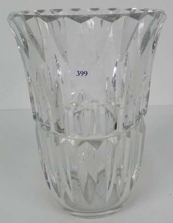 BACCARAT - Vase en cristal taillé tronconique. 