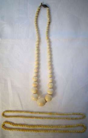 3 colliers en ivoire dont un en chute de perles. 