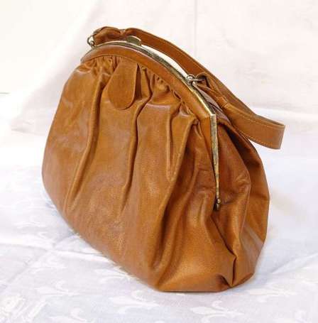 Sac en cuir camel, la monture en vermeil. 