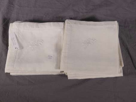 Lot de 12 serviettes en lin brodé de fleurs. 50 x 