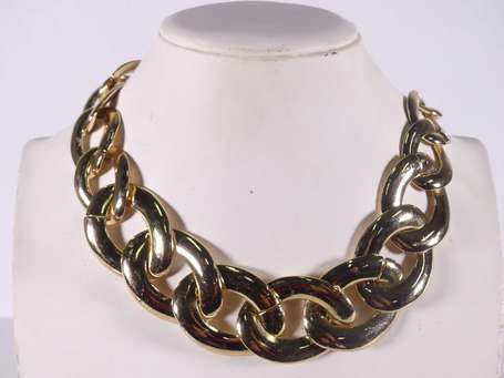 CHRISTIAN DIOR - Large collier en métal doré. L. 