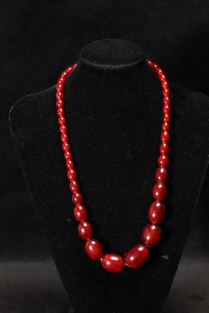 Collier de perles de forme olive en bakélite rouge
